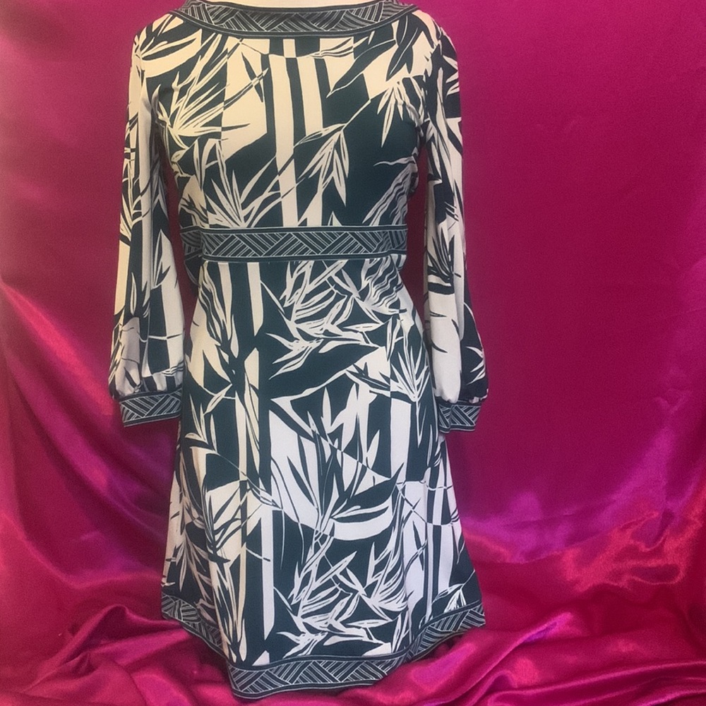 BCBG Maxazira size XS, green and cream. Unique design. Fitted. 3/4 sleeve